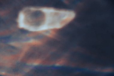 Taş bir duvarda farklı renkte ışıklar. Alçılı bir duvarda farklı çizgiler ve ışık noktaları. Farklı tasarım görevleri için soyut çoklu görev geçmişi. Seçici odak.