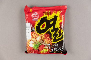 Yeul Ramen hazır şehriye. Gri üzerine parlak bir plastik paket. Güney Kore şirketi Ottogi Co, Ltd. 'nin ürünleri Güney Kore' nin Anyang-si şehrinde bulunmaktadır. Ukrayna, Kiev - 06 22 2022