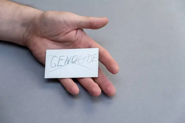 Overgestoken Met Het Woord Genocide Handgeschreven Grijze Letters Open Mannelijke — Stockfoto