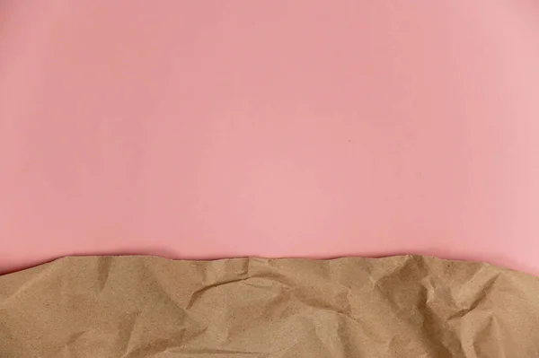 분홍색 배경에 종이를 휘둘렀습니다 얼룩덜룩 표면에 위에서 요소를 — 스톡 사진
