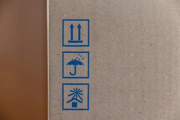 Markeringen Kartonnen Doos Drie Blauwe Scheepvaart Symbolen Boven Bescherm Tegen — Stockfoto