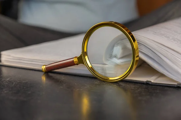 Une Loupe Côté Dossier Fichier Ouvert Dossier Gris Avec Classeur Images De Stock Libres De Droits