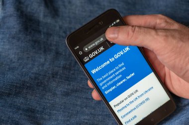 GOV.UK akıllı telefondan ana sayfası. Birleşik Krallık 'ın web sitesi, Majestelerinin kamu hizmetlerine tek bir erişim noktası sağlamak için Devlet Dijital Servisi tarafından oluşturuldu. Ukrayna, Mykolaiv - 06 29 2022