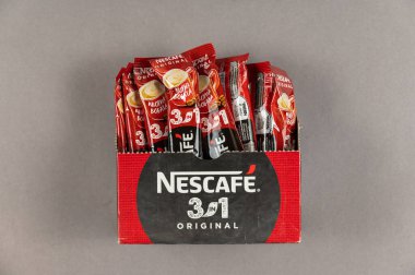 Nescafe hazır kahve çubukları gri arka plandaki karton kutuda. Sütlü ve şekerli kahve. Nestle, İsviçre 'nin çok uluslu şirketidir. Vevey 'deki karargahı. Ukrayna, Mykolaiv - 06 22 2022.