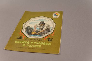 Balıkçı ve Balıkçı hakkındaki Rus halk hikâyesi. Ünlü Rus yazar ve şair Alexander Puşkin 'in bir peri masalı. Gri arka plana karşı eski bir kitap. Ukrayna, Mykolaiv - 06 23 2022