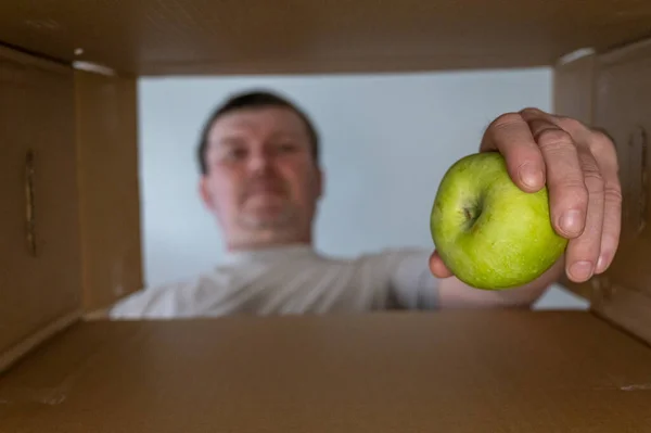 Man Takes Food Out Cardboard Box Green Apple Taken Out — Stockfoto