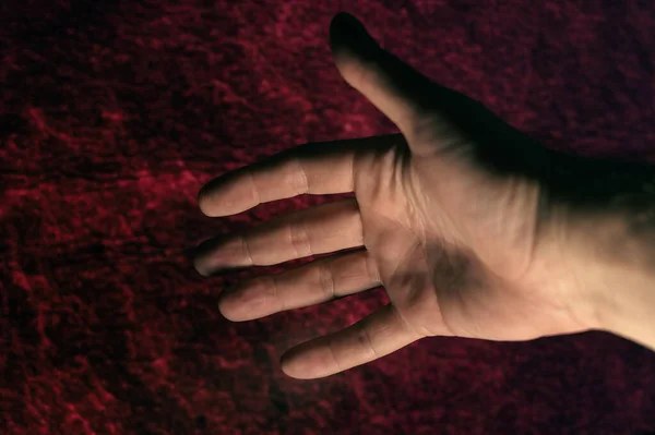 Открытая Ладонь Зрелого Человека Темно Красном Фоне Жест Приветствия Рукопожатие — стоковое фото