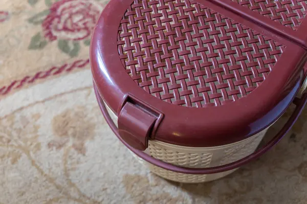 Brown Pet Carrier Basket Stands Floor Living Room Closed Plastic — Stock Photo, Image