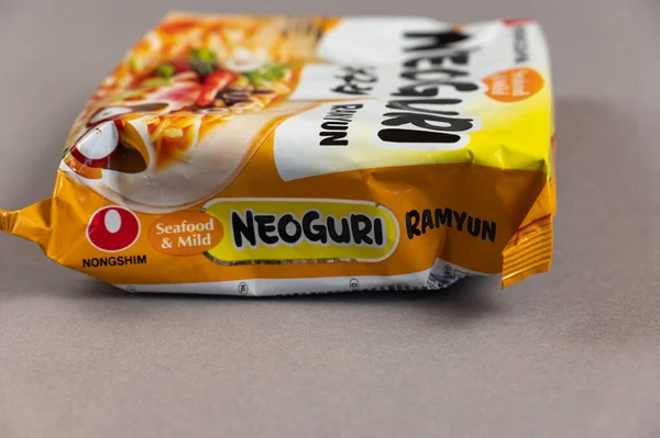 Neoguri Ramyun Στιγμιαία Noodles Πολύχρωμα Πλαστικά Πακέτα Γκρι Προϊόντα Της — Φωτογραφία Αρχείου