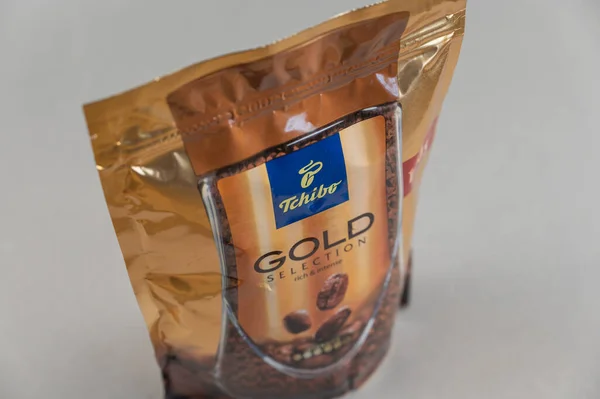 Tchibo黄金选择咖啡对抗灰色 Tchibo德国公司从事咖啡生产 以及品牌服装 家用电器 家居用品的生产 乌克兰 Mykolaiv 2022 — 图库照片