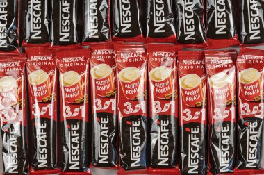Düzenli bir şekilde hazır kahve çubukları. Sütlü ve şekerli kahve. Nestle çok uluslu bir İsviçre şirketidir. Karargahı Vevey 'de. Ukrayna, Mykolaiv - 06 22 2022.