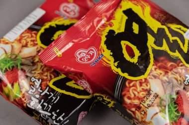 Yeul Ramen hazır şehriye. Gri üzerine parlak renkli iki plastik paket. Güney Kore şirketi Ottogi Co, Ltd. 'nin ürünleri Güney Kore' nin Anyang-si şehrinde bulunmaktadır. Ukrayna, Kiev - 06 22 2022