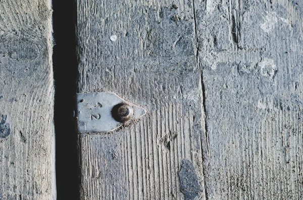 Kirli Eski Döşeme Tahtası Tahtaya Çivilenmiş Numaralı Alüminyum Etiket Çatlaklarla — Stok fotoğraf