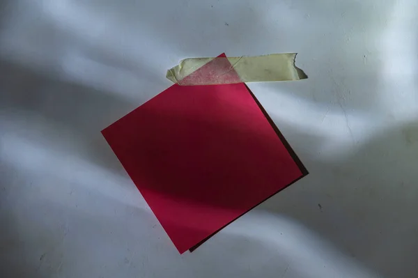 Κόκκινο Τετράγωνο Χαρτί Κολλημένο Στον Τοίχο Αφηρημένο Φως Και Σκιά — Φωτογραφία Αρχείου