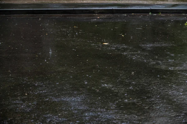 Tiro Desfocado Uma Tempestade Verão Chuva Que Flui Longo Estrada — Fotografia de Stock