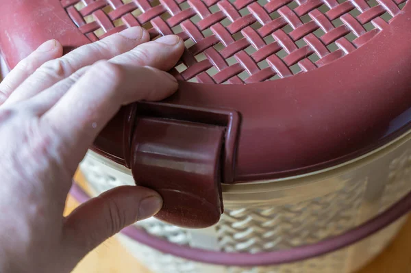 Man Hand Opens Brown Pet Carrier Basket Closed Plastic Carrier — Foto de Stock