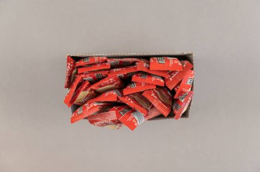 Nescafe hazır kahve çubukları gri arka plandaki karton kutuda. Sütlü ve şekerli kahve. Nestle, İsviçre 'nin çok uluslu şirketidir. Vevey 'deki karargahı. Ukrayna, Mykolaiv - 06 22 2022.