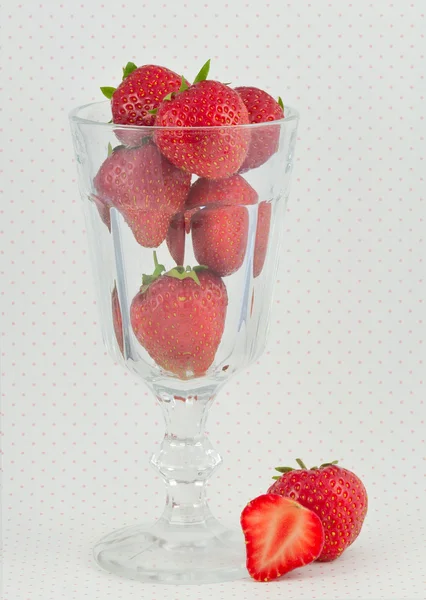 Fresa roja madura en un vaso . — Foto de Stock