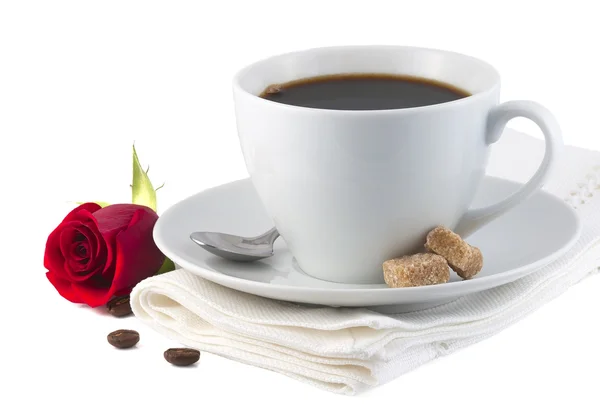 Šálek kávy a červené růže květ. — Stock fotografie