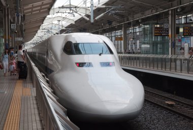 Kyoto, Japonya - Ağustos 14: shinkansen tren bekleyen kalkış ar demiryolu Japonya'da terminal Ağustos 14, 2012.