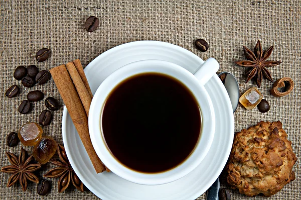 Чашка гарячої чорної звареної турецької кави . — стокове фото
