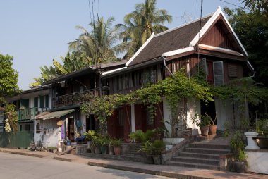 Dünya Miras kenti tüccarların luang Prabang şehir sokak Colonial evler.
