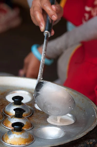 Street food vendor sta cucinando pancake sul mercato notturno di Luang Prabang . — Foto Stock