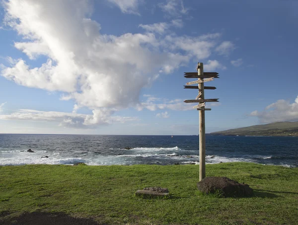 Poste com tabuleta de madeira . — Fotografia de Stock