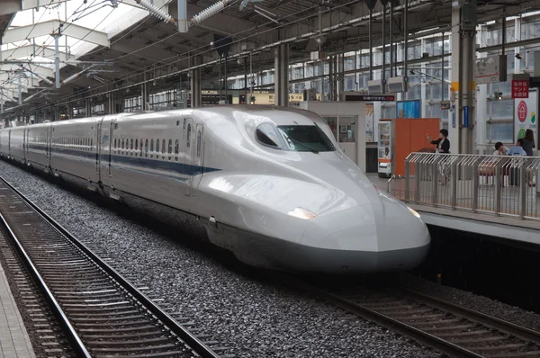 Le train Shinkansen part de la gare . — Photo