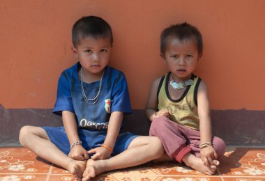 altın üçgen hilltribe iki utangaç laotian çocuğum.