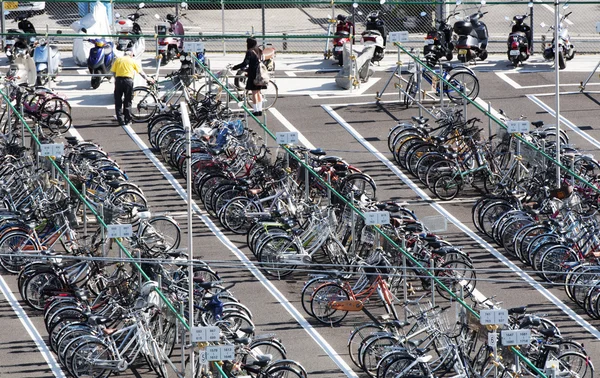 Trångt cykelparkering park-och-ride — Stockfoto