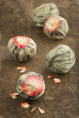 ahşap masa üzerinde Çin yeşil çay topları.