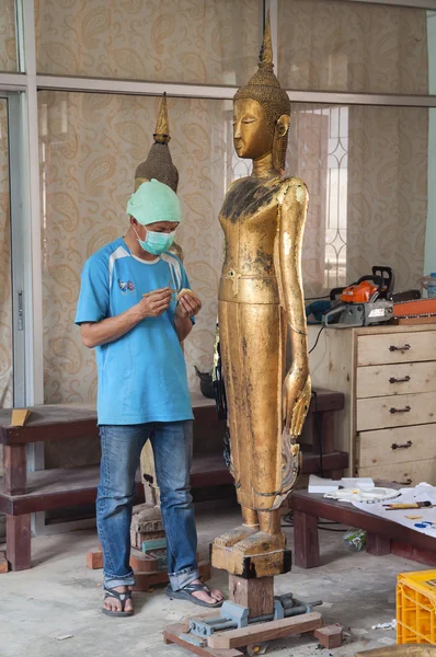 Artesãos renovam danificados por estátuas de buddha de guerra na sala de trabalho do antigo Palácio Real — Fotografia de Stock