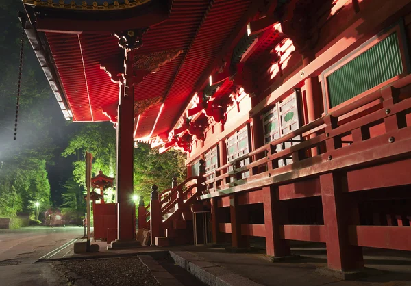 Entrée en bois éclairée du temple japonais traditionnel au crépuscule — Photo