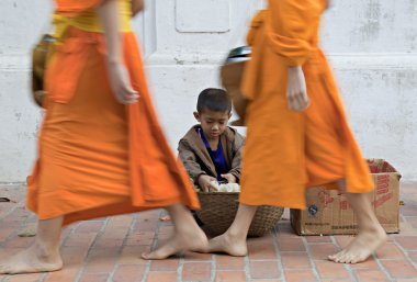 geleneksel sadaka luang prabang, laos sokakta töreni