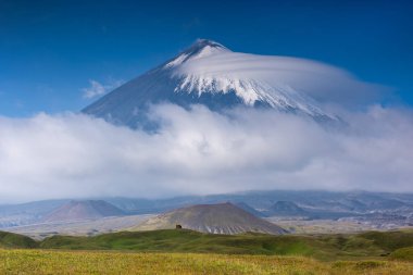 Klyuchevskaya Sopka 'nın konisi, stratovolcano. Rusya 'nın Kamçatka Yarımadası' ndaki en yüksek dağ ve Avrasya 'nın en yüksek aktif volkanıdır.