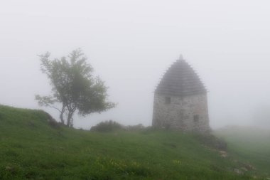 Yüksek irtifa ortaçağ nekropolü. Kafkasya dağında yağmurlu ve sisli bir sabahtı..