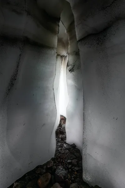 Eine Gletscherspalte Hang Des Mutnovsky Vulkans — Stockfoto