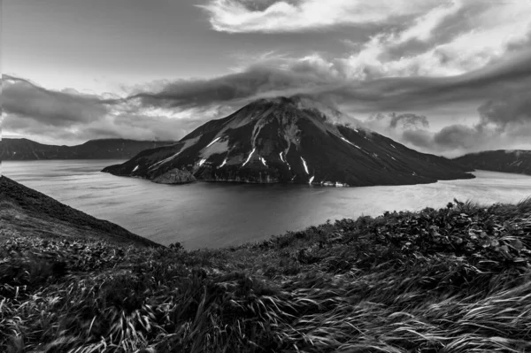 Paysage Île Onekotan Avec Volcan Krenitsyn Son Lac Caldera — Photo