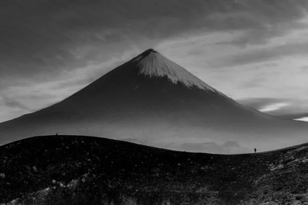 クリウチェフスカヤ ソプカの円錐形 成層圏火山 ロシアのカムチャツカ半島で最も高い山で ユーラシア最大の活火山です — ストック写真