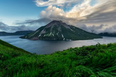 Onekotan Adası 'nın el değmemiş doğası, Okhotsk Denizi' ndeki küçük volkanik ada, Kuril adalar zincirinin bir parçası. Krenitsyn volkanı Caldera gölünün merkezindedir..