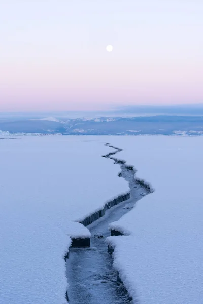 バイカル湖の氷の上に大きな亀裂 — ストック写真