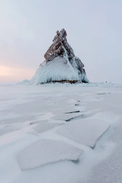 Einsamer Fels Eine Insel Baikalsee Unter Einer Eis Und Schneeschicht — Stockfoto