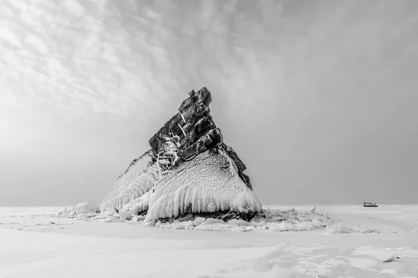 Одинокая Скала Остров Байкале Слоем Льда Снега — стоковое фото