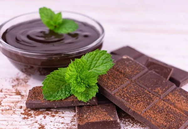 Pedaços Chocolate Escuro Chocolate Prato Polvilhado Com Cacau Fundo Madeira — Fotografia de Stock