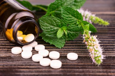 Homeopatik İlaçlar Ahşap Arka plan Bitkisel İlaç Tedavisi Konsepti