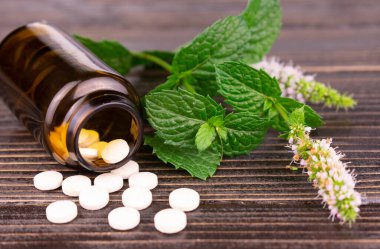 Homeopatik İlaçlar Ahşap Arka plan Bitkisel İlaç Tedavisi Konsepti