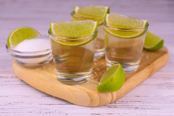 Copos Com Tequila Mexicana Fundo Madeira Branca — Fotografia de Stock