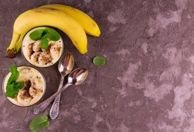 Gri arka planda iki muzlu puding. Düz katman. Boşluğu kopyala.