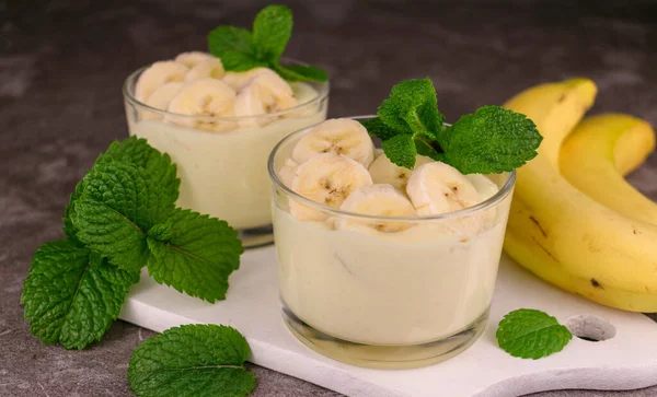 Mousse Plátano Vasos Bajos Con Menta Una Pizarra Blanca Primer —  Fotos de Stock